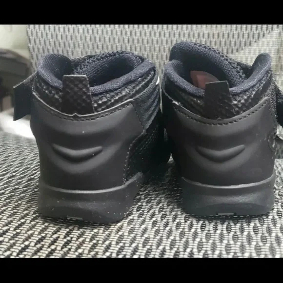 5t Nike Lebron Soldier excellent, like new condition. Warn once. - Picture 2 of 4